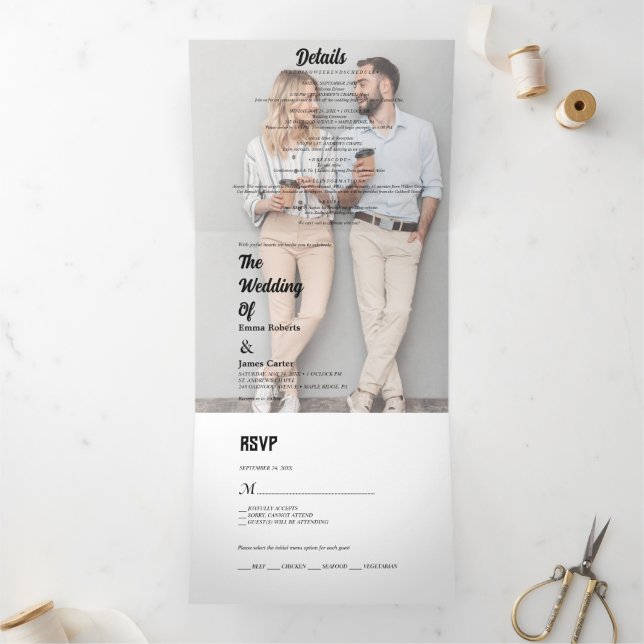 Convite de Casamento Tri-Fold com Tipografia Preta (Dentro)