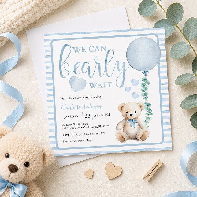 Convite de Chá de Bebê do Ursinho Azul 'Mal Podemo (Blue Pastel baby shower invitation flat-lay)