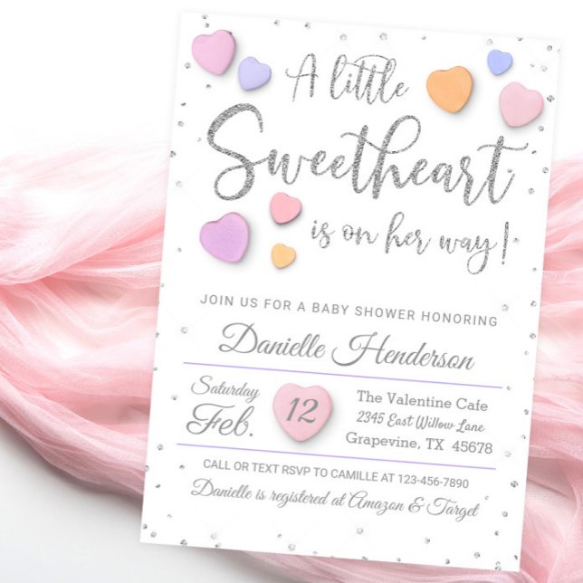 Convite de Chá de Bebê Menina Dia dos Namorados Co (Girl Valentine baby shower invitation with cute fancy hearts. )