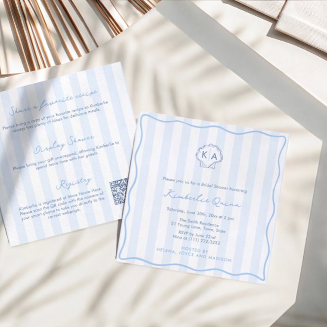 Convite de Chá de Noiva Costeiro com Monograma de  (Modern hand-drawn seashell monogram double-sided coastal blue and white bridal shower invitation)