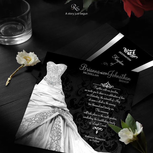 Convite de Destino Luxuoso de Gravata Preta (Front and back view of the Black Tie Luxe invitation featuring tuxedo and ball gown details.)