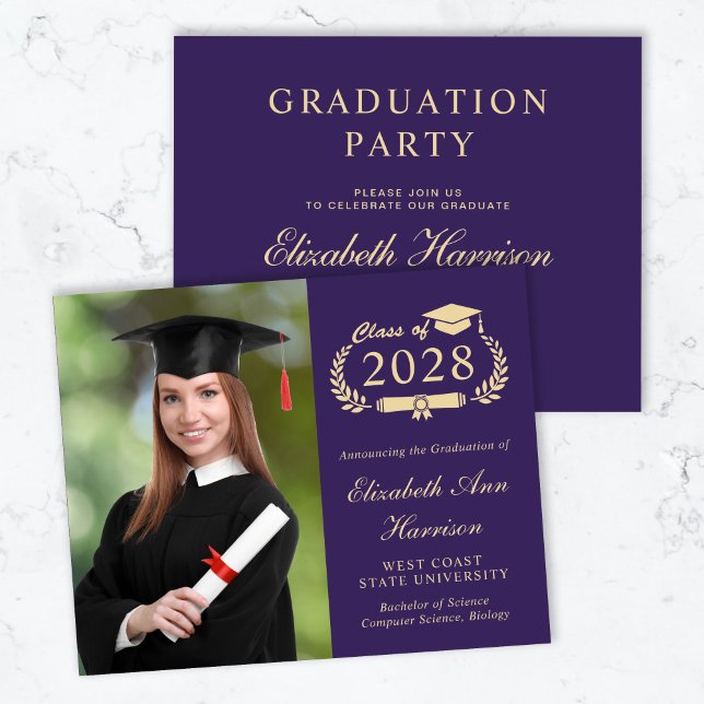 Convite de festa de formatura roxo com foto com or (An elegant college graduation party invitation to celebrate the graduate's achievements)