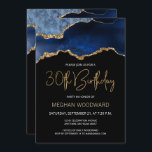 Convite de festas de Agate Dourado Azul<br><div class="desc">Este elegante convite para aniversário de 30 anos apresenta uma imagem de aquarela de um geode agado em tons de azul com realces de falso ouro. As palavras "aniversário de 30 anos" aparecem na falsa brilha dourada em letra decorativa moderna de escrita manual. Personalize-o com o nome do honroso em...</div>