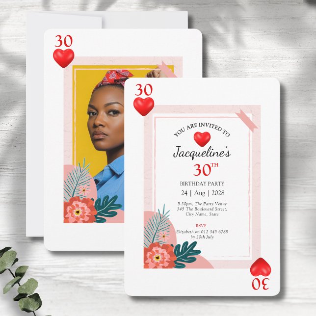 Convite de festas de aniversário de 30 anos de Pla (30th birthday hearts playing card style party invitations on a grey wood background.)
