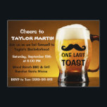 Convite de festas de Solteiro Noturno Beys Boys<br><div class="desc">Feche a fotografia de um copo de cerveja no clube com um design de bigode divertido. Ideal para uma festa de provando de cerveja, para um 30 de homem, 40º, 50º, etc. festa de aniversário, festa de solteiro ou para o evento de celebração de amantes de cerveja. Para alterar o...</div>