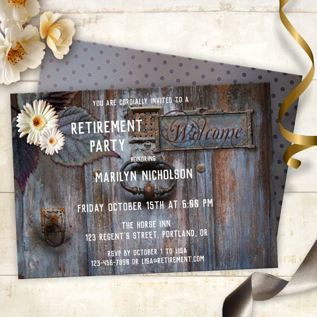Convite de festas Russo de Reforma Artística (Elegant retirement party invitation featuring a rustic wood door with daisy flowers)