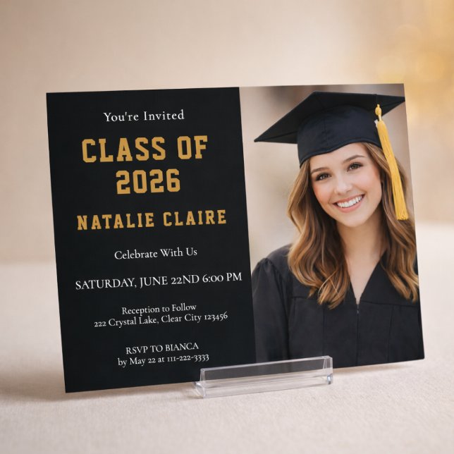 Convite de Formatura com Foto em Dourado 2026 (Modern black and gold graduation invitation with photo, elegant senior celebration design)