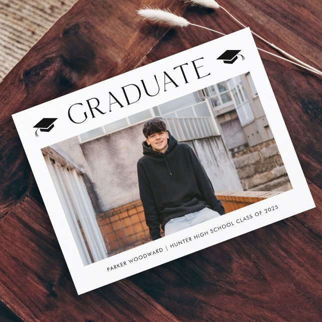 Convite de Formatura com Foto Simples (Simple black and white cap photo graduation invitation announcement postcard.)