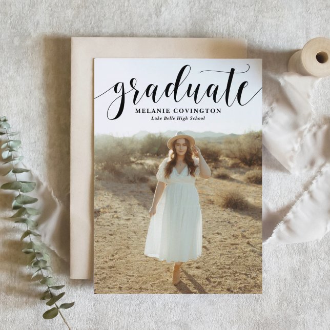 Convite de Formatura com Fotografia e Caligrafia M (Customizable whimsical photo graduation invitation featuring modern calligraphy. )