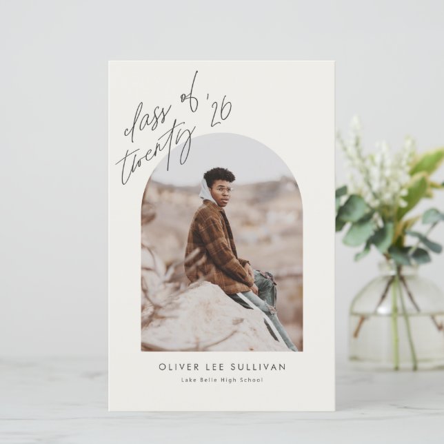 Convite de Formatura da Turma de 2025 Bege Arco (Em pé/Frente)