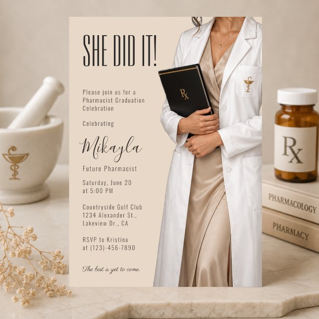 Convite de Formatura de Farmacêutico Elegante (Elegant pharmacist graduation invitation with luxury pharmacy-inspired editorial style.)