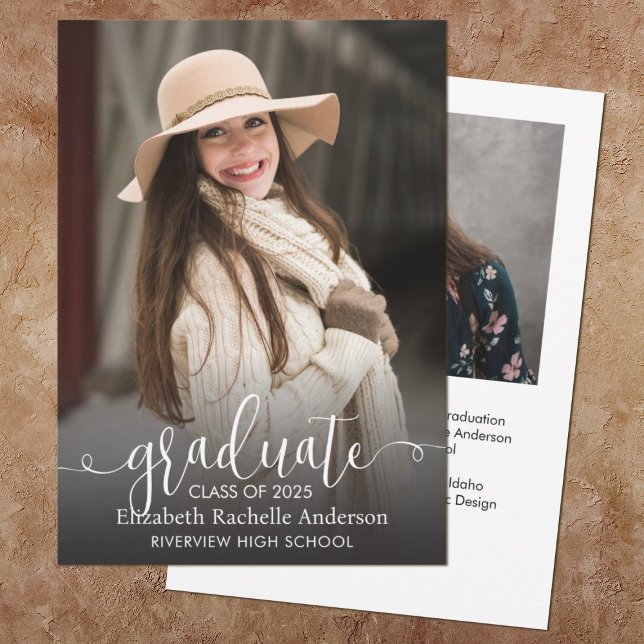 Convite de Formatura de Foto com Letra Elegante (Elegant script photo graduation announcement. Add a photo on the front & back. Add your grad info,)