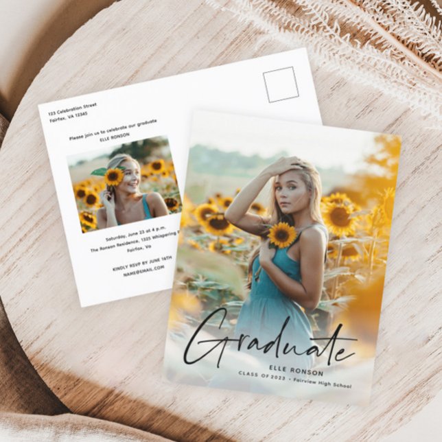 Convite de Formatura de Foto Simples Moderno (Modern black script photo graduation announcement invitation postcard.)