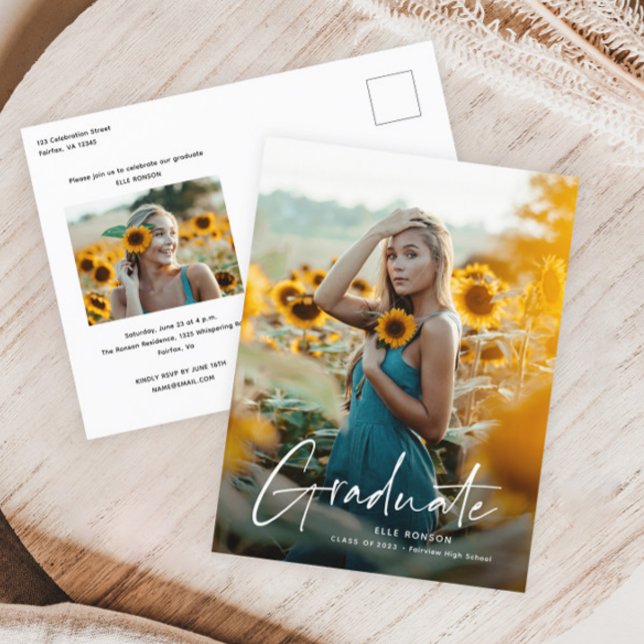 Convite de Formatura de Foto Simples Moderno (Modern handwritten script photo graduation invitation postcard.)