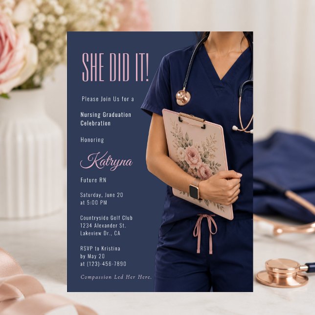 Convite de Formatura de Futuro Enfermeiro Elegante (Elegant future RN graduation invite with blush florals and modern navy medical theme)