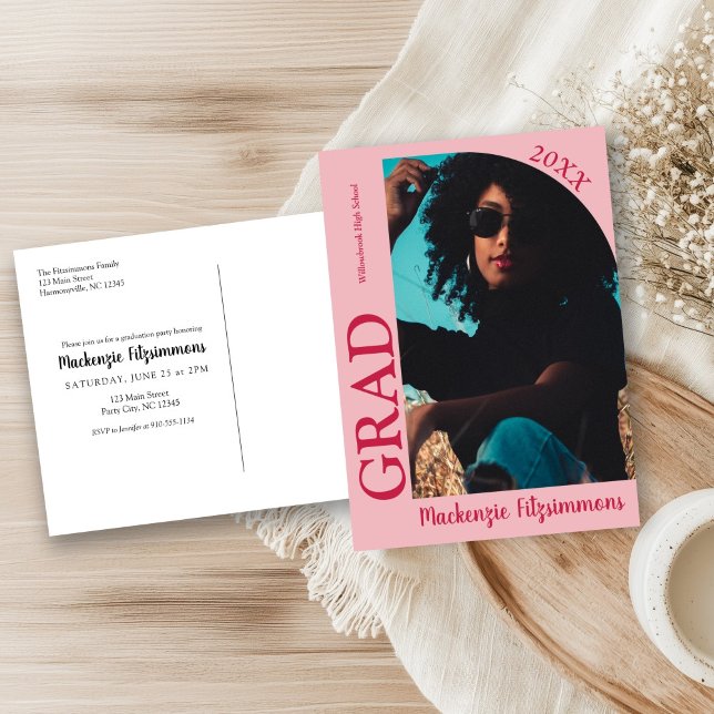 Convite de Formatura em Cartão Postal com Foto Sim (Pink and Red Simple Preppy Photo Graduation Invitation Postcard)