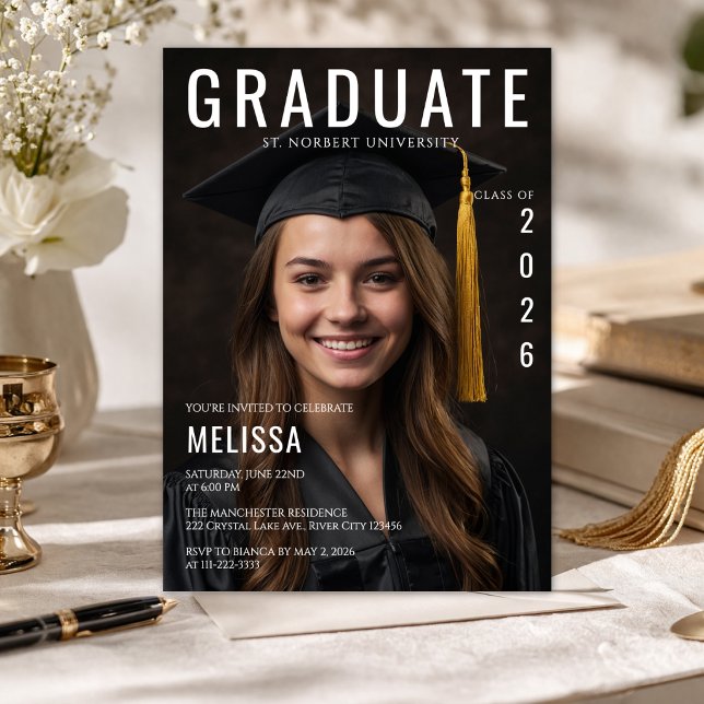 Convite de Formatura em Estilo de Revista Fotográf (Modern magazine-style graduation invite with photo, clean layout, and elegant black design.)