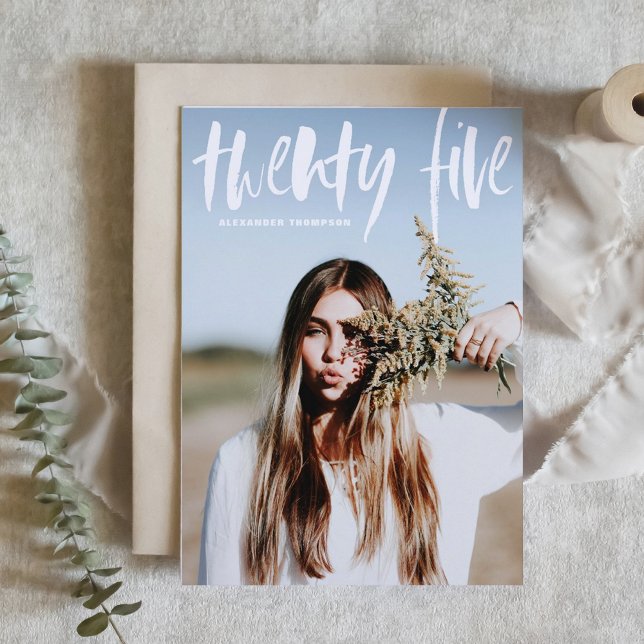 Convite de Formatura Tipografia Pincel Branco (Customizable class of 2025 photo graduation invitation featuring rustic lettering. )