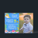 Convite de Foto de Aniversário do Tubarão Amarelo<br><div class="desc">Celebre o aniversário do seu pequeno tubarão! Personalizado com a foto do seu filho. Este convite de uma família de tubarões colorida e bonita será um sucesso para a sua festa. Bolhas, tubarões, peixes e corais adicionam detalhes divertidos ao convite. Ótimo para qualquer festa Submarina ou festa de tubarões. Gráficos...</div>