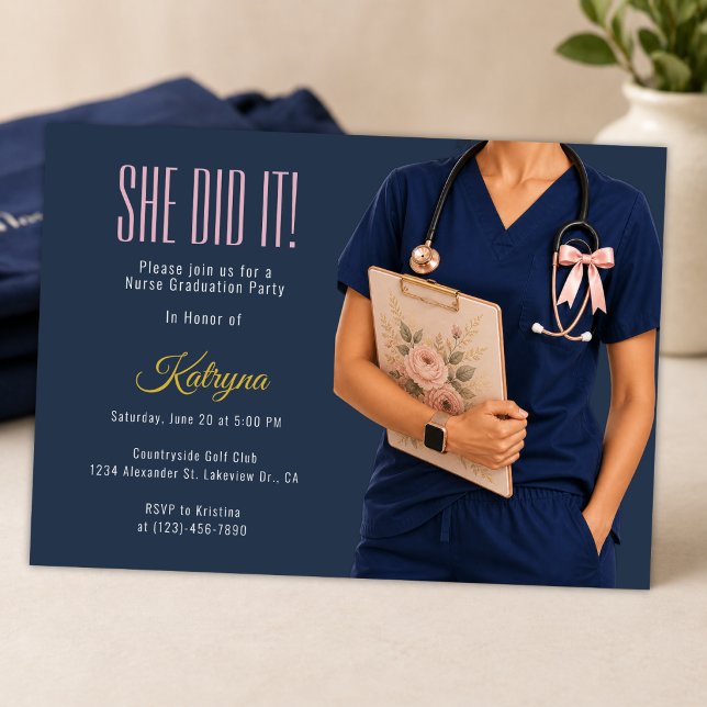 Convite de Foto de Formatura de Enfermagem Sedutor (Elegant nurse graduation invitation with floral clipboard and soft bow detail)