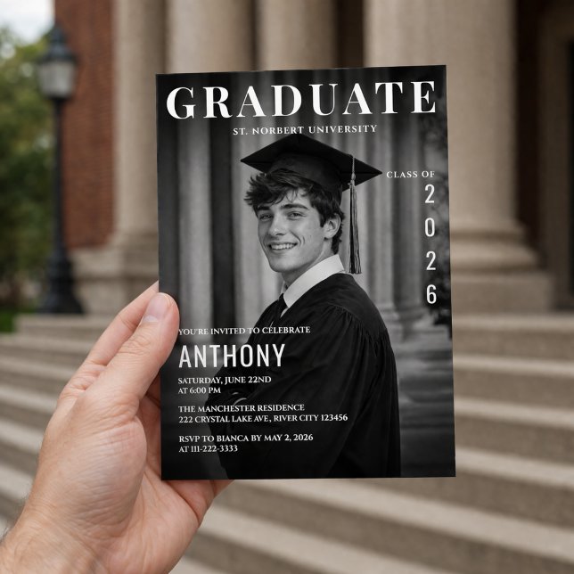 Convite de Foto de Formatura para Ele (Elegant black and white graduation invite with a clean modern layout and photo design for him.)