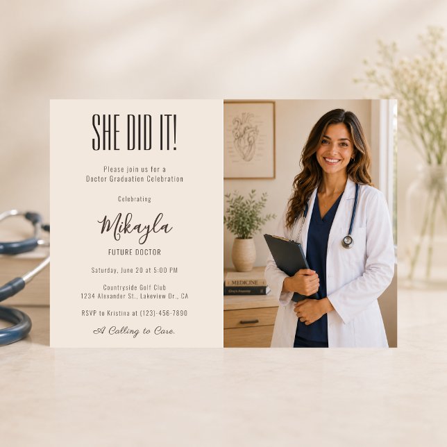 Convite de Foto de Médico Elegante (Elegant doctor graduation invitation with luxury photo layout and modern medical aesthetic.)