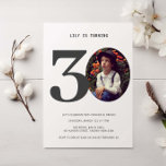 Convite de Fotografia para aniversário de 30 anos<br><div class="desc">Este aniversário de 30 anos é perfeito para o seu aniversário na pista de memória. Substitua a foto por uma de suas fotos de infância e personalize o texto de acordo com seu gosto. A idade pode ser editada, caso contrário, verifique nossa coleção para outras idades. A parte traseira da...</div>