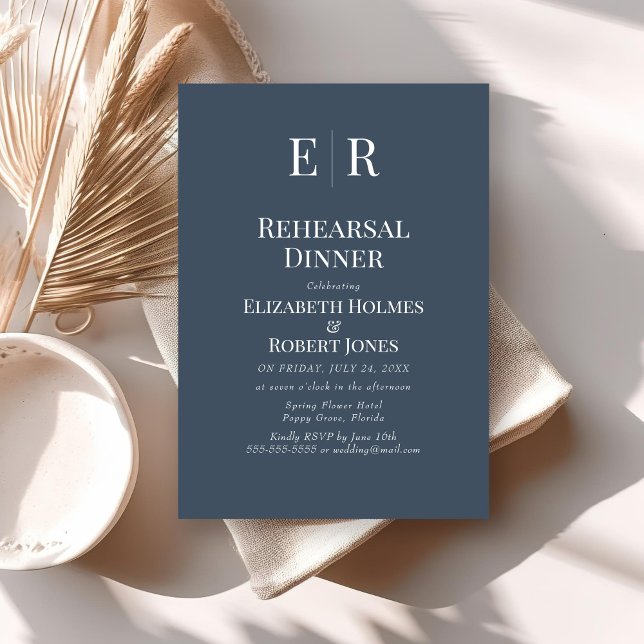 Convite de Jantar de Ensaios com Monograma Azul Es (Simple Slate Blue Monogram Rehearsal Dinner Invitation on neutral boho wedding table.)