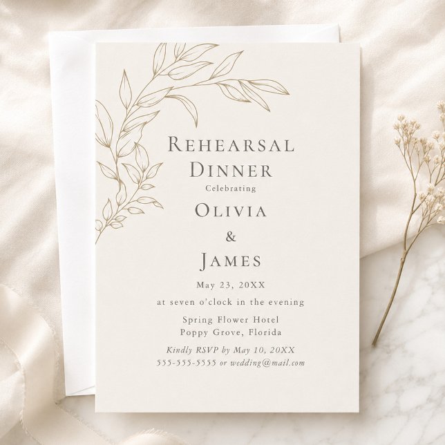 Convite de Jantar de Ensaios em Marfim e Ouro Anti (Ivory & Antique Gold Rehearsal Dinner Invitation on an elegant table with tiny flowers)