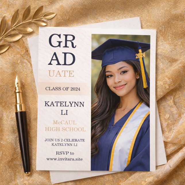 Convite de Layout Dividido Moderno (Modern split layout graduation announcement with bold stacked headline and portrait panel)