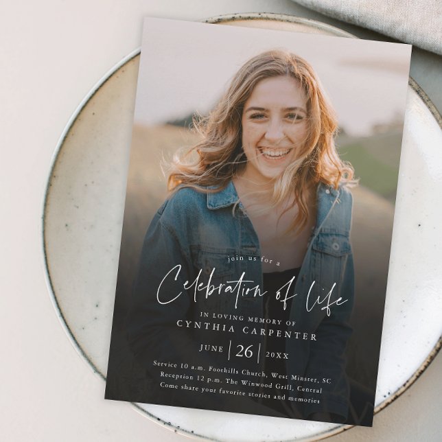 Convite de Memorial de Celebração de Vida com Orça (Modern handwritten script celebration of life budget photo memorial invitation.)