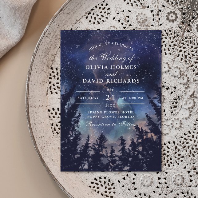 Convite de Noiva Celestial Floresta Noturna Estrel (Starry Night Forest Wedding Invitation on a neutral boho plate.)