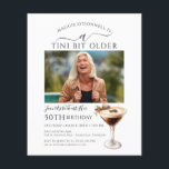 Convite de orçamento para 50º aniversário com foto<br><div class="desc">A foto do aniversariante é o destaque deste convite de aniversário sofisticado. Design elegante e chique com um martini de espresso. Um laço bonito adiciona um toque feminino. Todo o texto é editável.</div>