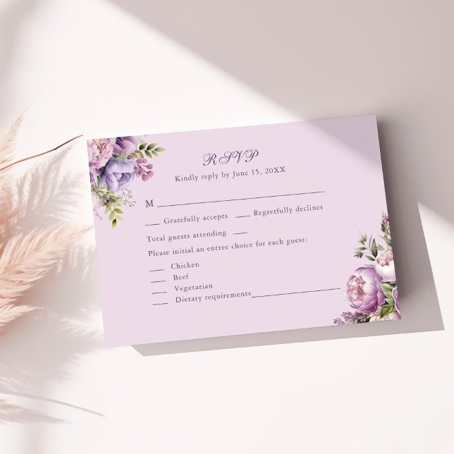 Convite de Resposta para Casamento com Peônias Lil (Boho Lilac Peonies & Wildflowers Wedding RSVP Card on a sunny white table.)