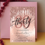 Convite de Tendência Dourada para Rosa de aniversá<br><div class="desc">Aniversário de 30 anos moderno e moderno. Design apresenta gotas de brilho rosa dourado,  folha falsa e fundo brilhante,  número 30 em letra rosa dourada de tendência,  script tipografia trinta e detalhes de festa.</div>