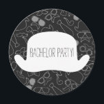 Convite Divertido para Despedida de Solteiro de Hi<br><div class="desc">Convite personalizado para festa de despedida de solteiro masculino com tema hipster em preto e branco. Convites divertidos e contemporâneos para despedida de solteiro com bigodes estilosos, cachimbos retrô, óculos divertidos, cartolas elegantes, gravatas e gravatas borboleta. No verso deste convite duplo face incrível há uma área de texto totalmente personalizável...</div>