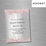 Convite Doce, 16 anos, brilho cor-de-prata rosa pinga luxo<br><div class="desc">Um convite magnético moderno, na moda e glamouroso para uma doce festa de aniversário 16, 16 (ou qualquer idade). Um fundo com aparência de prata suja elegante, pingado brilhante, pingado de tinta. O nome é escrito com um script estilo preto moderno, escrito à mão. Personalize e adicione um nome, idade...</div>