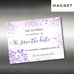 Convite Doce 16 imã salve a data violeta<br><div class="desc">Uma cinta e moda Salve o cartão magnético Date para uma doce 16, 16 festa de aniversário. Um fundo branco de na moda, decorado com pó brilhante violeta, colorido de lavanda e um vestido. Personalize e adicione uma data e nome/idade. Letras pretas e violetas. O texto: Salvar a Data é...</div>