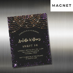 Convite Doce 16 ouro roxo glamouroso<br><div class="desc">Para um doce elegante 16,  16 anos. Um fundo na moda preto. Decorado com pó de ouro falso roxo e poeira de luz ouro. Personalize e adicione um nome,  idade e detalhes da festa. O nome é escrito com um script de estilo manuscrito</div>