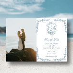 Convite Dusty Blue Monograma Vintage Crest Salvar Data<br><div class="desc">Dusty Blue Monograma Floral Vintage Crest Casamento Salve a Data Cartão Magnético. Celebre seu dia especial com este elegante e belo design de convite para casamento para embelezar sua ocasião especial. Todos os textos estão pré-organizados para que você personalize fácil e rapidamente com seus próprios detalhes.</div>