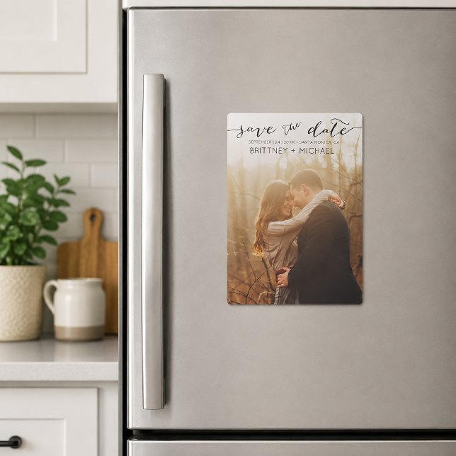 Convite Elegante Script Foto Salve a Data (Elegant save the date magnet featuring modern handwritten script typography paired with a full photo)