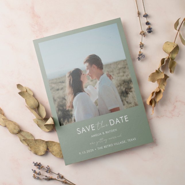 Convite Escrita Tipográfica Sage Green Weding the Date (Criador carregado)