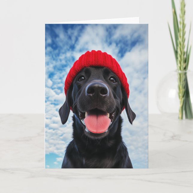 Convite Feliz Labrador em um Red Beanie Sob um Céu Azul (Frente)