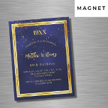 Convite Festa de aniversário de ouro azul luxo<br><div class="desc">Um fundo azul escuro,  azul marinho. A cor azul é irregular. Com uma falso moldura dourada e um sprinkle confetti de ouro,  letras coloridas de ouro. Personalize e adicione ano de nascimento,  nome,  detalhes da festa.</div>