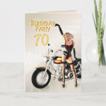 Convite festa de aniversário do 70 com uma menina e um<br><div class="desc">Uma menina bonita,  vestindo um basque e meias,  está por uma motocicleta poderosa e por pontos em um convite de aniversário. Um grande cartão para os homens que como suas bicicletas.</div>