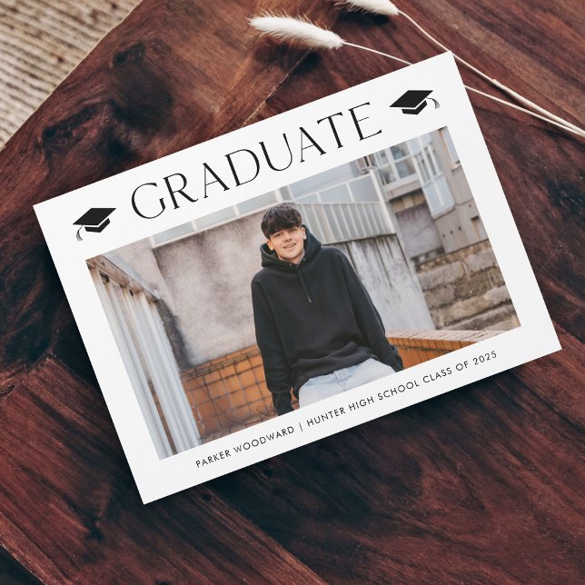 Convite Fim de Curso com Foto Simples (Simple black and white cap photo graduation announcement magnetic card.)