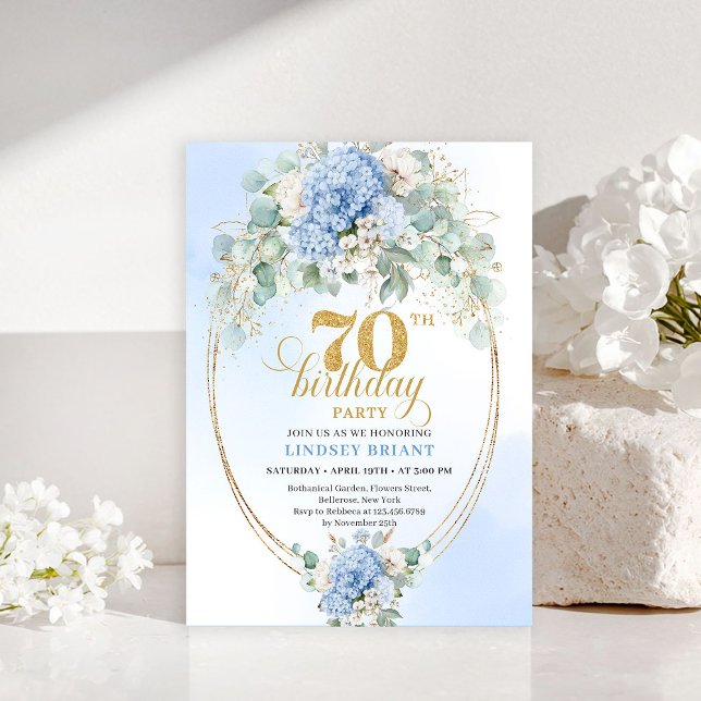 Convite Floral Azul Pastel para 70º Aniversário Mo (Trendy 70th Birthday Pastel Blue Floral Invitation)