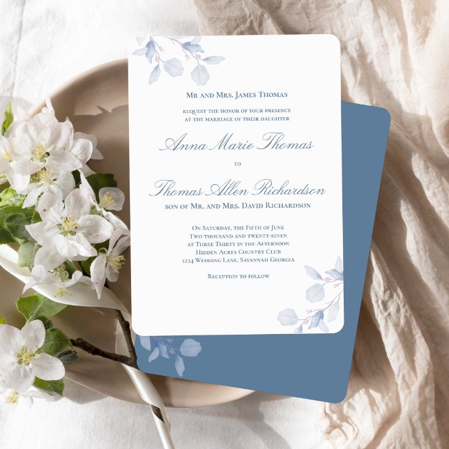 Convite Formal de Casamento Clássico Botânico Azul (Classic dusty blue wedding invitation with parents’ names and elegant calligraphy script.)