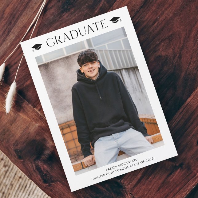 Convite Formatura de Foto Simples (Simple black and white cap photo graduation announcement magnetic card.)