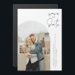 Convite Foto da caligrafia minimalista negra Salvar a data<br><div class="desc">Anuncie sua data de casamento a família e amigos com esta imã salve a data personalizável. Ele apresenta caligrafia minimalista e formato de foto arquivado. Personalize esta imã salve a data minimalista adicionando sua foto e detalhes do casamento. Adicione facilmente sua foto favorita e todos os detalhes do seu casamento...</div>